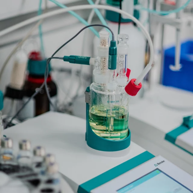 Focus sur le laboratoire R&D 🔬

Le laboratoire R&D remplit 3 objectifs : l’analyse & la caractérisation, le contrôle qualité et le développement de produit (la ligne R&D).

Analyse et caractérisation :
C’est ici que des études approfondies sur les matériaux et produits semi-finis (slurry, électrodes, etc.) sont menées. La structure des matériaux et leur chimie y sont analysées à l'aide d'équipements de caractérisation tels que des diffractomètres à rayons X, des chromatographes et des microscopes.

Contrôle qualité :
Les équipes s’assurent de la qualité des matériaux de nos fournisseurs, de nos produits semi-finis et des cellules produites sur la ligne de production du VIC avant de les envoyer à nos clients.

Développement de produits – ligne R&D :
100 fois plus petite que la ligne de production du VIC, la ligne R&D est plus flexible et permet de tester et déployer de futurs matériaux pour les technologies existantes (lithium ion haute performance), développer de nouvelles technologies, ainsi que de nouveaux formats de cellule (Pouch, Cylindriques, Prismatique).

-

The R&D laboratory fulfils 3 objectives: analysis & characterisation, quality control and product development (the R&D line).

Analysis and characterisation:
This is where in-depth studies of materials and semi-finished products (slurry, electrodes, etc.) are carried out. The structure of materials and their chemistry are analysed here using characterisation equipment such as X-ray diffractometers, chromatographs and microscopes.

Quality control:
Teams ensure the quality of materials from our suppliers, our semi-finished products and the cells produced on the VIC production line before they are sent to our customers.

Product development - R&D line:
100 times smaller than the VIC production line, the R&D line is more flexible and enables us to test and deploy future materials for existing technologies (high-performance lithium ion), develop new technologies, as well as new cell formats (Pouch, Cylindrical, Prismatic).

#r&d #researchanddevelopment #recherche #produits #batteries #battery #production #usine #industrie #industry #mobility #work #engineer #grenoble #lab #laboratory