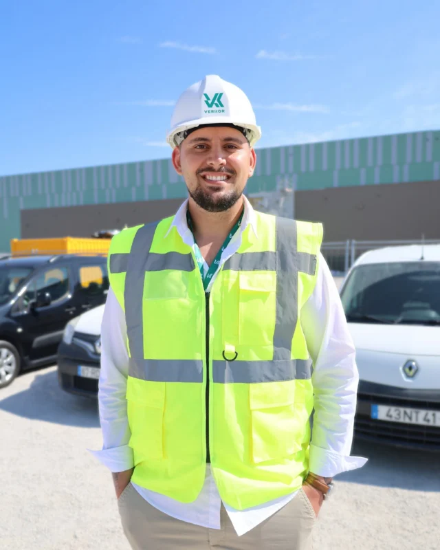 #VerkorTeam

“Ce que j’aime le plus dans mon métier, c’est accompagner mes équipes, les voir évoluer et gagner en compétences. J’ai choisi ce métier parce qu’aucune journée ne se ressemble, il y a toujours des nouveaux défis à relever.” - Julien, Superviseur logistique.

Vous aussi vous souhaitez rejoindre l’aventure Verkor ? Rendez-vous le 11 juin au stade Pierre Mauroy à Lille pour le 2e job dating Verkor ! Inscrivez-vous dès maintenant : lien dans la bio ✅

-

“What I love most about my job is supporting my teams, seeing them develop and gain in skills. I chose this job because no two days are the same, there are always new challenges to face.” - Julien, Logistics Supervisor

Do you want to join the Verkor adventure? Join us on 11 June at the Pierre Mauroy stadium in Lille for the 2nd Verkor job dating event! Register now: link in the bio ✅
 
#VerkorJob #jobdating #gigafactory #job #lille #usine #industrie #hautdefrance #batteries #operateur #superviseur #ingenieur #manager #logistique #emplois #recrutement