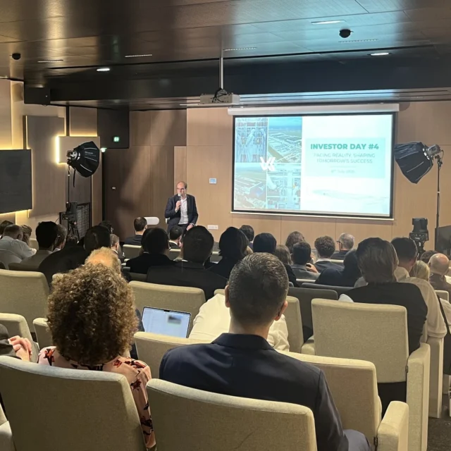 #InvestorDay 

🔙 A look back at the 4th Investor Day in Paris 

Yesterday, we had the pleasure of welcoming our partners and customers for a day rich in exchanges. It was an opportunity to review the major advances made since the beginning of the year, and to discuss the key issues that will mark 2025 - a very important year for Verkor. 

The day was punctuated by strategic discussions, feedback and future-focused prospects. Thank you to all our partners for their support and confidence. 

- 

🔙 Retour sur le 4e Investor Day à Paris 

Hier, nous avons eu le plaisir d’accueillir nos partenaires et clients pour une journée riche en échanges. L’occasion de revenir sur les avancées majeures réalisées depuis le début de l’année, et d’aborder les enjeux clés qui marqueront 2025 — une année très importante pour Verkor. 

Discussions stratégiques, retours d’expérience et perspectives d’avenir ont rythmé cette journée. Merci à tous nos partenaires pour leur soutien et leur confiance. 

@innoenergy_ea @groupe_idec @schneiderelectric @capgemini @renaultgroup @eqtventures @arkemagroup Tokai Cobex Demeter Fmet @sibanyestillwater Plastic Omnium @macquariegroup Meridiam PULSE - @cmacgm @ca_assurances ISALT Fonds stratégique de Participations Airbridge equity partners enersysstoredenergy ING Sustainable Investments @lendopolis_ @caissedesdepots @europeaninvestmentbank ANZ @societegenerale @santanderprivatebanking @mufgbk_official KfW IPEX-Bank @rabobank @stanchart SMBC Group @natixis_corp AEW @abnamronl. Mizuho @kommunalkreditaustria @labanquepostale @caissedepargnehdf @caissedepargne_rhonealpes @banquepopulaire_aura @bpifrance