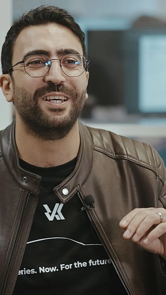 #VerkorStories 

Discover Bassem’s challenge – BIM Manager 

"If I look back over the whole period, I'm proud of everything we've achieved so far and can't wait to see what’s coming next. [...] The on-site realisation makes me personally very proud of the work we're doing in BIM and proud to see it turn into reality." 

- 

Découvrez le challenge de Bassem – Responsable BIM 

“Si je regarde un peu en arrière, toute la période passée, je suis fier de tout ce qu’on a réalisé jusqu’à présent et je suis impatient de voir tout ce qui reste. [...] La réalisation sur site me rend personnellement très fier du travail qu’on réalise en BIM et fier de le voir se transformer en réalité.” 

#verkorteam #gigafactory #usine #dunkerque #team #équipe #maquette #bimmanager #construction