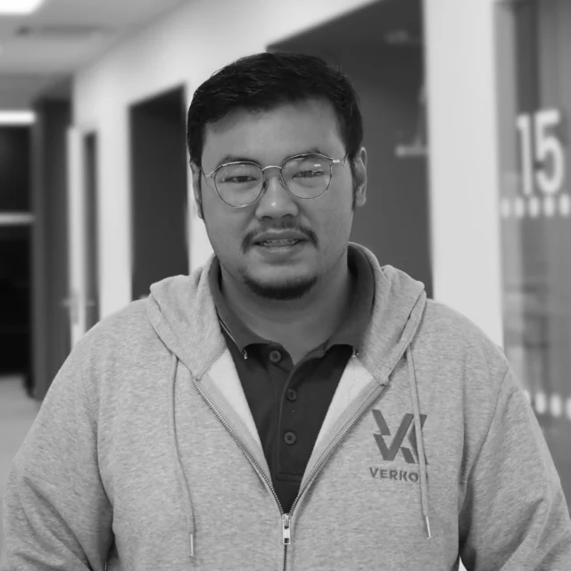 #VerkorTeam 

Meet Azre, APU Maintenance Manager at Verkor. His knowledge of mechanical engineering and his experience in the maintenance field are essential to Verkor. We are delighted to have him on board. 

- 

Nous vous présentons Azre, responsable de la maintenance APU chez Verkor. Ses connaissances en génie mécanique et son expérience dans le domaine de la maintenance sont essentielles pour Verkor. Nous sommes ravis de l'avoir parmi nous. 

#maintenance #batteries #team #battery #equipe #grenoble #gigafactory #skills