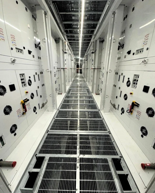 Inside the Verkor Gigafactory. 🔋
-
Un aperçu du l’intérieur de notre Gigafactory.🔋

#batteries #manufacturing #cells #EV #electricvehicle #battery #industry #vehiculeelectrique #industrie #production #work #process #gigafactory