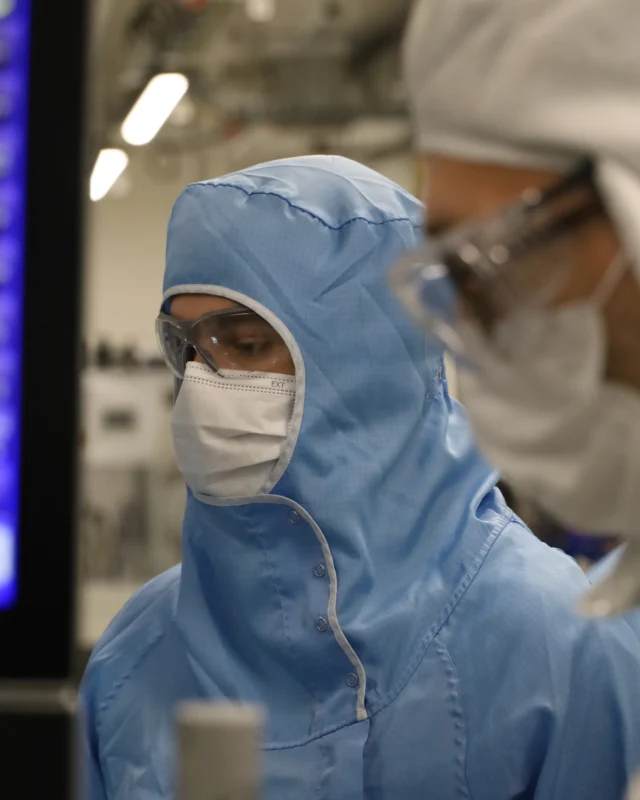 Immersion dans le R&D Lab du Verkor Innovation Centre à Grenoble 🔬

Focus sur le développement de produits – ligne R&D :
100 fois plus petite que la ligne de production du VIC, la ligne R&D est plus flexible et permet de tester et déployer de futurs matériaux pour les technologies existantes, développer de nouvelles technologies, ainsi que de nouveaux formats de cellule (Pouch, Cylindriques, Prismatique).

-

Immersion in the R&D Lab at the Verkor Innovation Centre in Grenoble 🔬
Focus on product development – R&D line:100 times smaller than the VIC production line, the R&D line is more flexible and allows for testing and deploying future materials for existing technologies, developing new technologies, as well as new cell formats (pouch, cylindrical, prismatic).

#innovation #verkorteam #verkortech #developpement #researchanddevelopment #recherche #batteries #grenoble