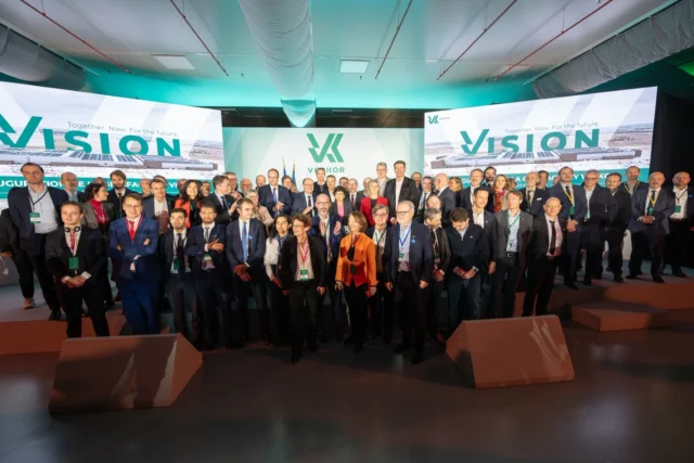 Verkor franchit une étape décisive et inaugure sa première Gigafactory 🔋
 
Sous le haut patronage de Monsieur Emmanuel Macron, Président de la République française, Verkor inaugure aujourd’hui sa première Gigafactory de cellules de batterie lithium-ion bas carbone à Bourbourg (Dunkerque), en présence de Ministres, de représentants parlementaires, d’élus locaux, de nos partenaires stratégiques et financiers. 
 
« L’inauguration de notre Gigafactory, cinq ans après la création de Verkor, marque l’aboutissement d’un engagement exceptionnel de nos équipes et du soutien indéfectible de nos partenaires. Ce projet incarne la transition énergétique européenne et l’industrialisation en France et en Europe des technologies clés qui la rendent possible. Il prouve que décarbonation et création de valeur sur nos territoires peuvent aller de pair. Portée par une ambition politique forte, cette étape symbolise le passage de Verkor à une entreprise industrielle européenne et ouvre la voie à la livraison imminente de nos batteries. » - Benoit Lemaignan, CEO Verkor 
 
Merci à toutes celles et ceux qui rendent cette ambition possible. 
- 
Verkor reaches a decisive milestone and opens its first gigafactory
 
Under the high patronage of Mr Emmanuel Macron, President of the French Republic, Verkor today inaugurates its first lithium-ion low-carbon battery cell gigafactory in Bourbourg (Dunkerque), in the presence of ministers, parliamentary representatives, local elected officials, and our strategic and financial partners. 
 
"The inauguration of our Gigafactory, five years after Verkor's creation, marks the culmination of an exceptional commitment from our teams and the steadfast support of our partners. This project embodies Europe's energy transition and the industrialization in France and Europe of the key technologies that make it possible. It demonstrates that decarbonization and value creation in our territories can go hand in hand. Driven by strong political ambition, this milestone symbolizes Verkor's transition into a European industrial company and opens the way for the imminent delivery of our batteries." - Benoit Lemaignan
 
Thanks to everyone who makes this possible!